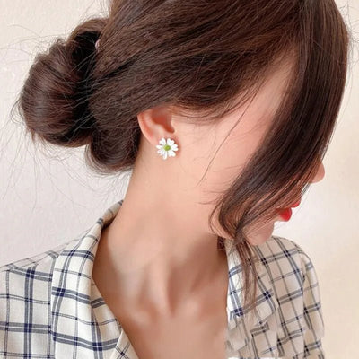 small daisy earrings female hollow flower earrings sun flower earrings chrysanthemum petals Korean version - Gofionafashion